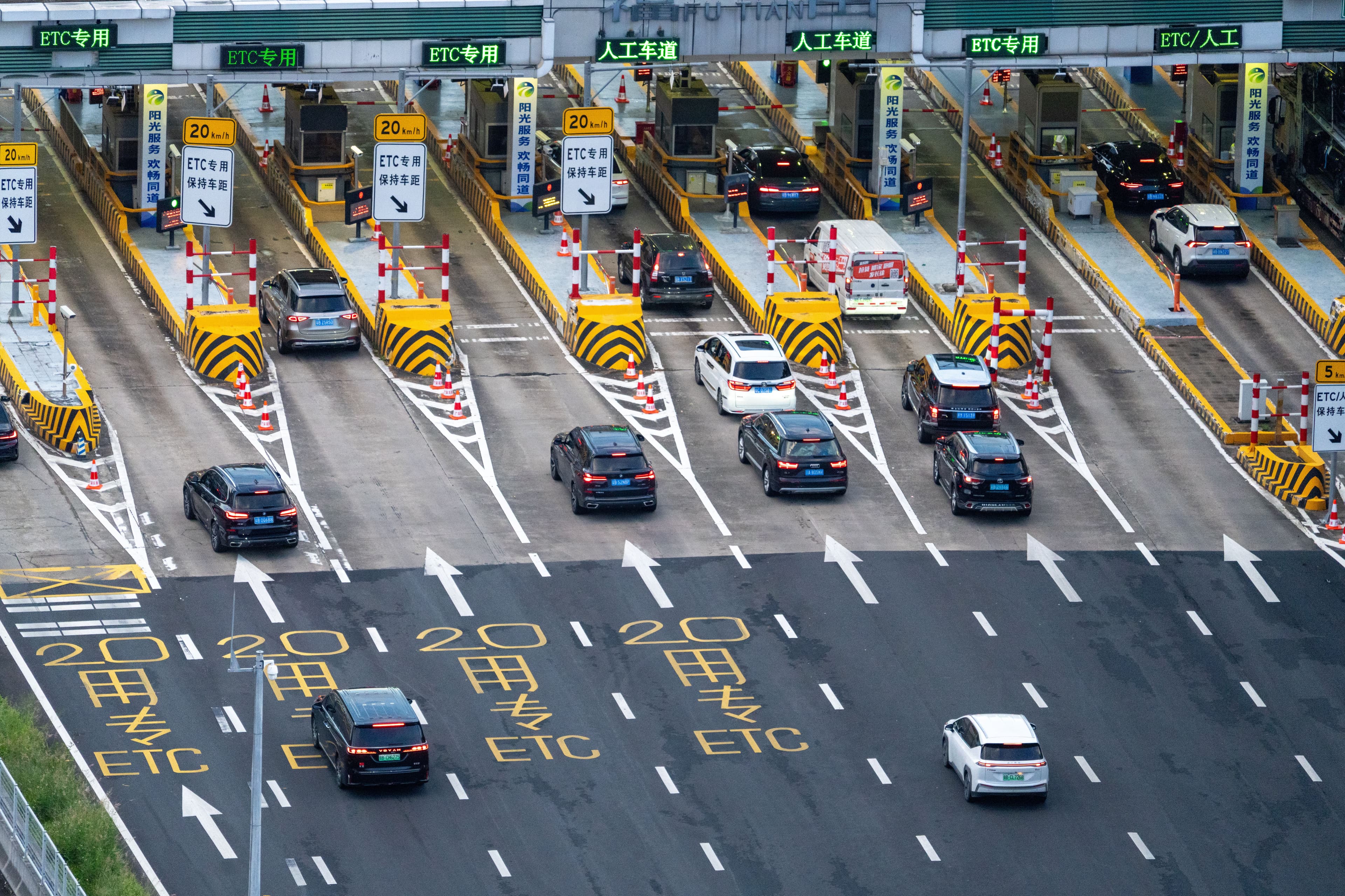 Cars approaching marked ETC and general lanes at a Japanese expressway toll plaza