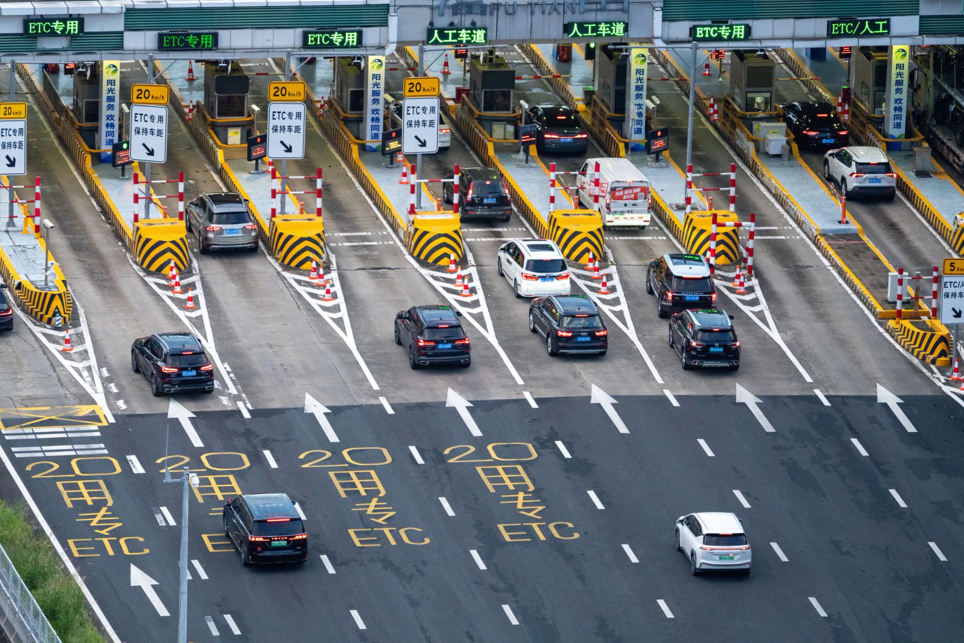 Cars approaching marked ETC and general lanes at a Japanese expressway toll plaza